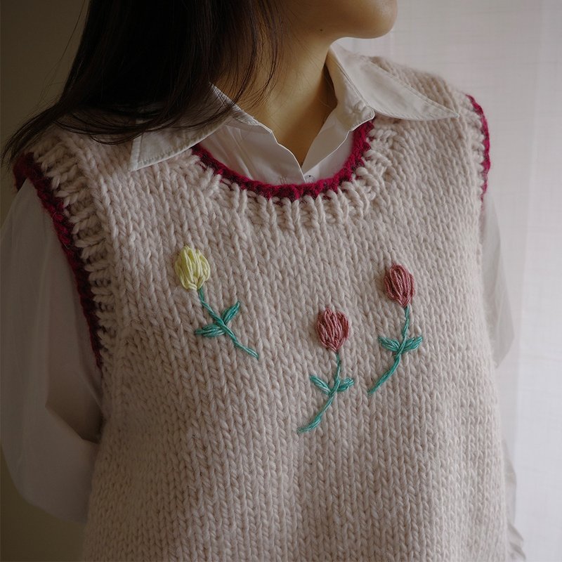 Tulip embroidery hand-woven vest wool knitted needle vest Christmas sweate - เสื้อกั๊กผู้หญิง - ขนแกะ หลากหลายสี