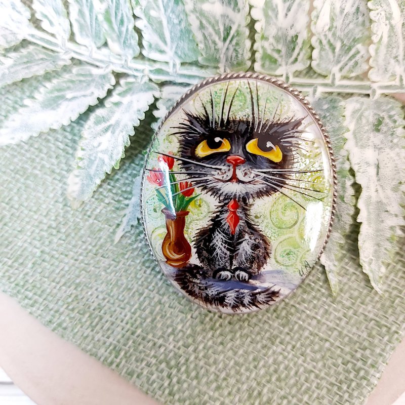 Aesthetic jewelry brooch: Grey stripped kitten painted on mother of pearl pin - Brooches - Shell Gray