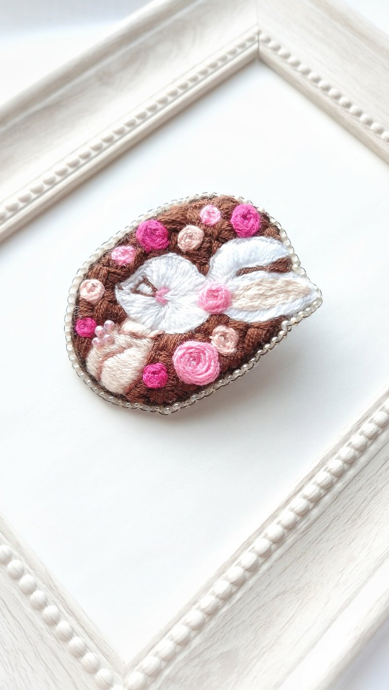 Rabbit and Rose Embroidered Brooch【Pink】 - เข็มกลัด - งานปัก สึชมพู