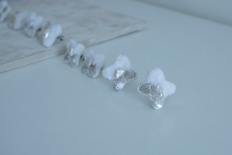 Kira淡水珍珠刺繡 / 耳針 - 耳環/耳夾 - 繡線 白色