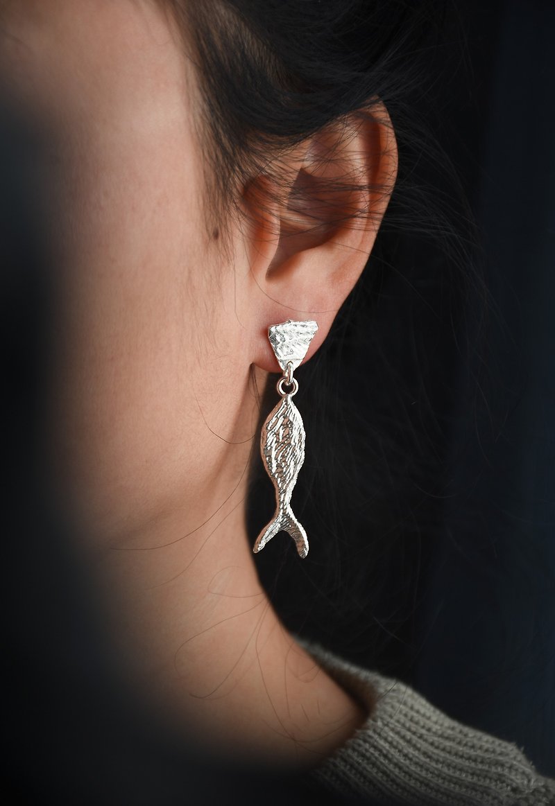 925 Silver small fish texture sense asymmetric earrings original handmade orphan Silver earrings - ต่างหู - เงินแท้ สีเงิน