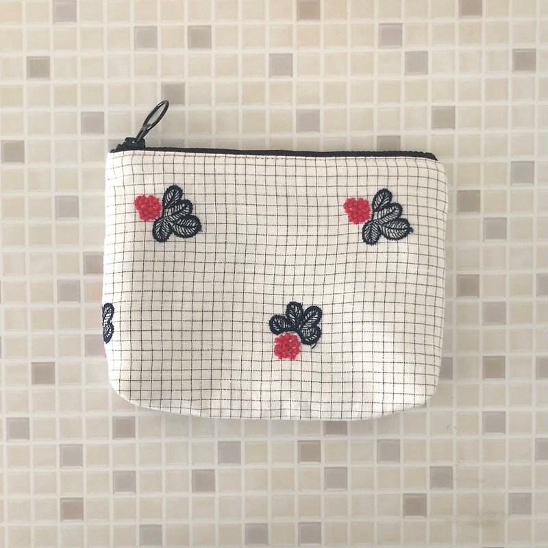 Makeup bag pouch with fruit pattern, pocket, padded, handmade, light berry - กระเป๋าเครื่องสำอาง - ผ้าฝ้าย/ผ้าลินิน ขาว