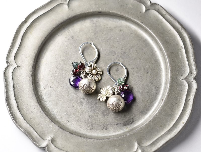 鈴とお花カレンシルバーと雫アメジスト、ガーネットとモスアゲートのピアス - ピアス・イヤリング - 金属 シルバー