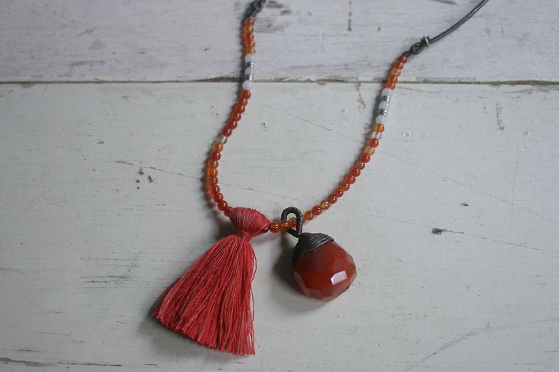 OMAKE gemstone fringed long necklace / orange. Red line - Necklaces - Gemstone Orange
