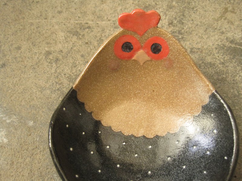 DoDo hand-made animal shape bowl-Doudou chicken shallow bowl (white dots on black background) - ถ้วยชาม - ดินเผา สีนำ้ตาล