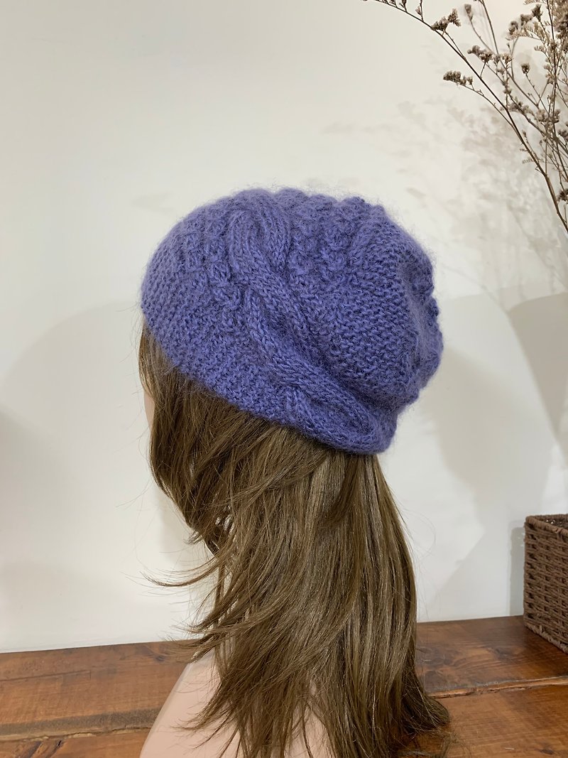 手作編織冬天羊毛帽。。金錢麻花。藍紫。寬鬆舒適版型 - 帽子 - 羊毛 