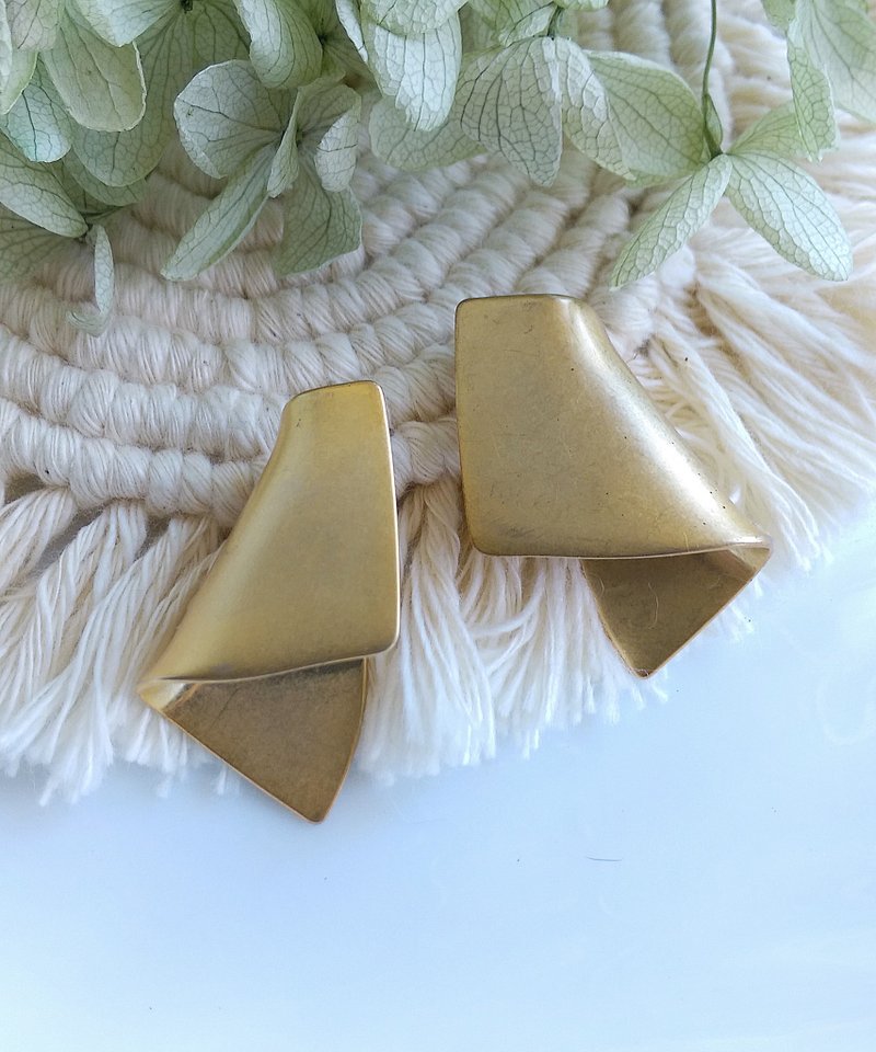 Vintage Jewelry 西洋古董飾品  啞光 金色調 簡約彎折 針式耳環 - 耳環/耳夾/耳骨夾 - 其他金屬 金色