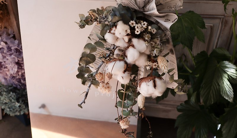 [Wall decoration floral design] Country style Eucalyptus cotton upside down bouquet - Dried Flowers & Bouquets - Plants & Flowers Green