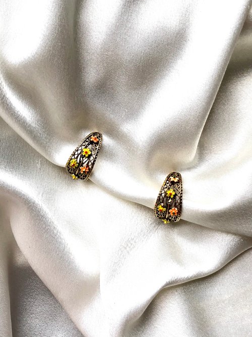 BOITE LAQUE Vintage 70s Bergamot Antique Gold Embossed Half Hoop Clip-on Earrings