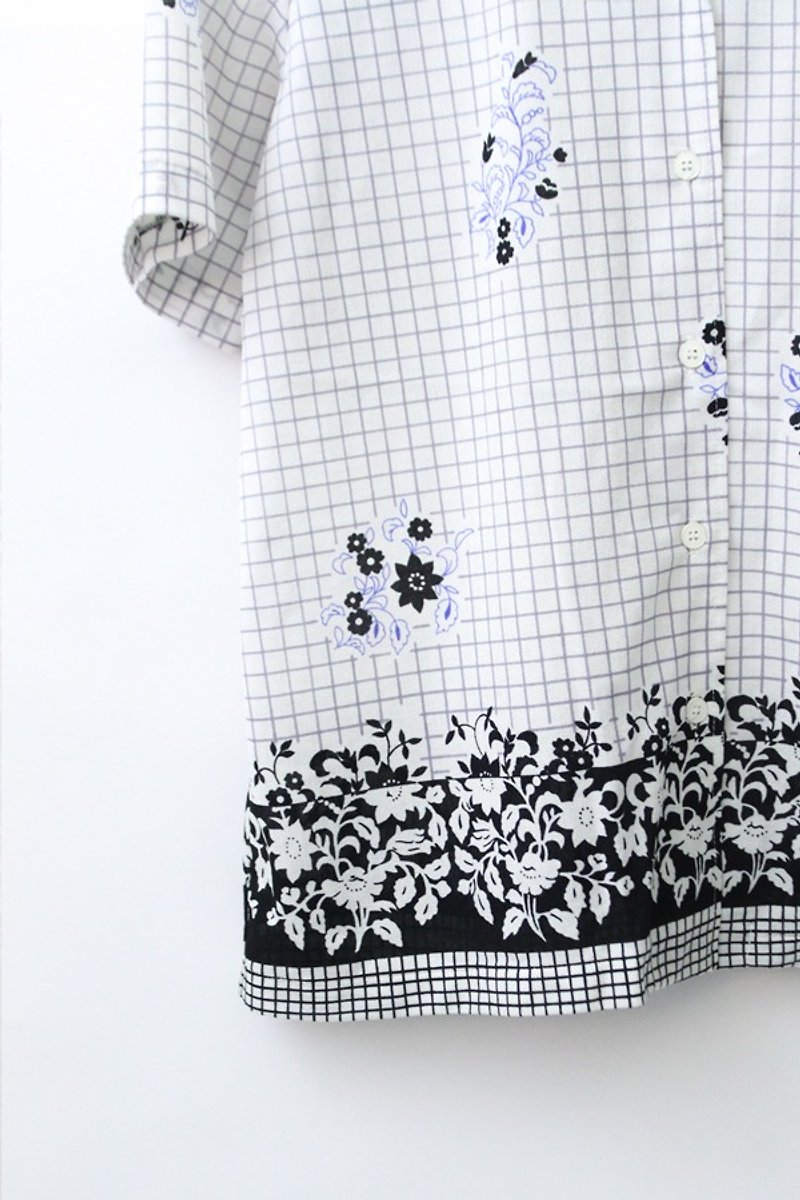 [] RE0817T1576 white flowers short-sleeved plaid shirt vintage - เสื้อเชิ้ตผู้หญิง - เส้นใยสังเคราะห์ ขาว