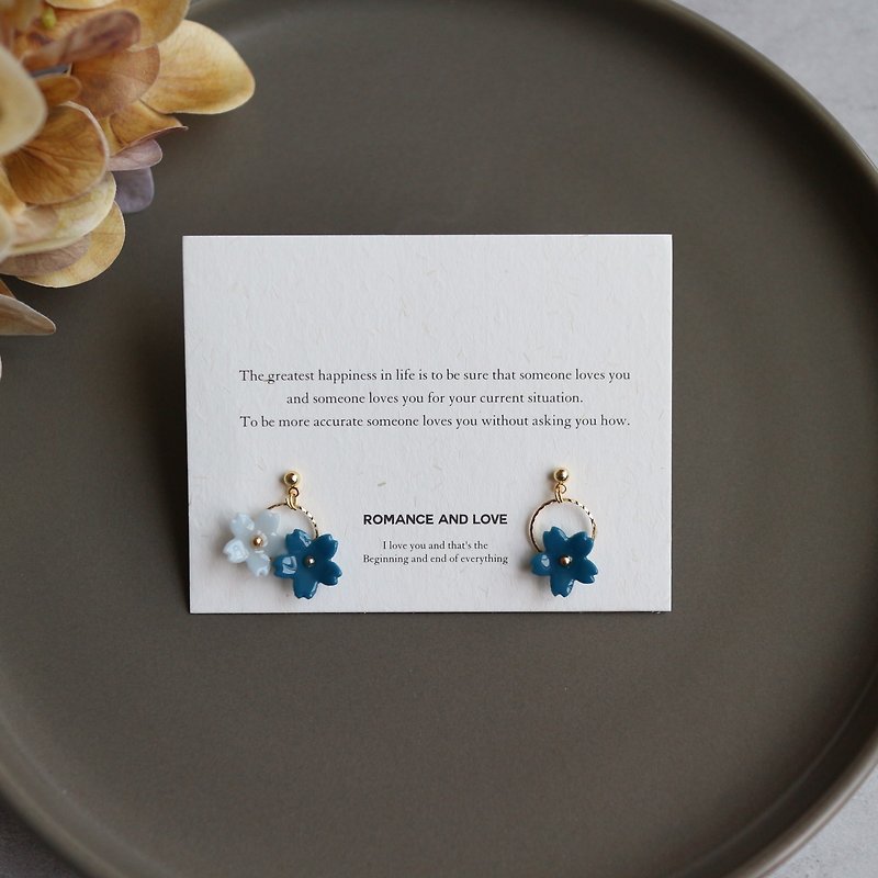 Unique gift | Romantic and elegant Japanese style earrings with blue gradient cherry blossoms that can be changed into Clip-On - ต่างหู - เรซิน สีน้ำเงิน