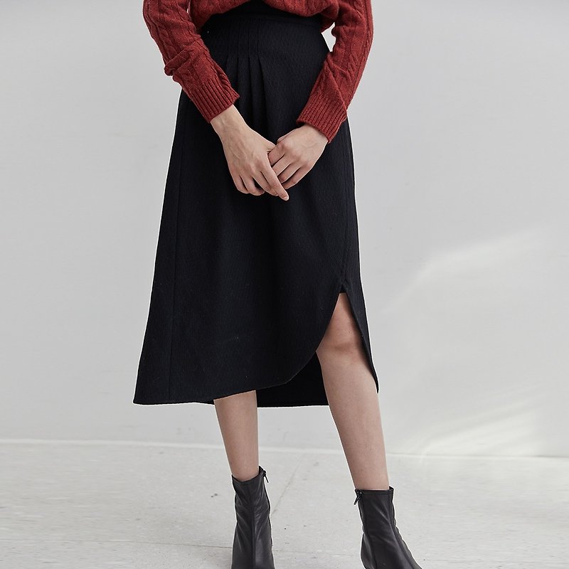 黒の立体カットウール素材スカート不規則な円弧の裾のスカートファンデーション小さな黒いスカート - スカート - ウール ブラック