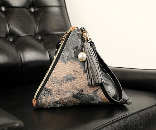 SENZADITE Cezanne -coral color- triangular clutch pouch bag
