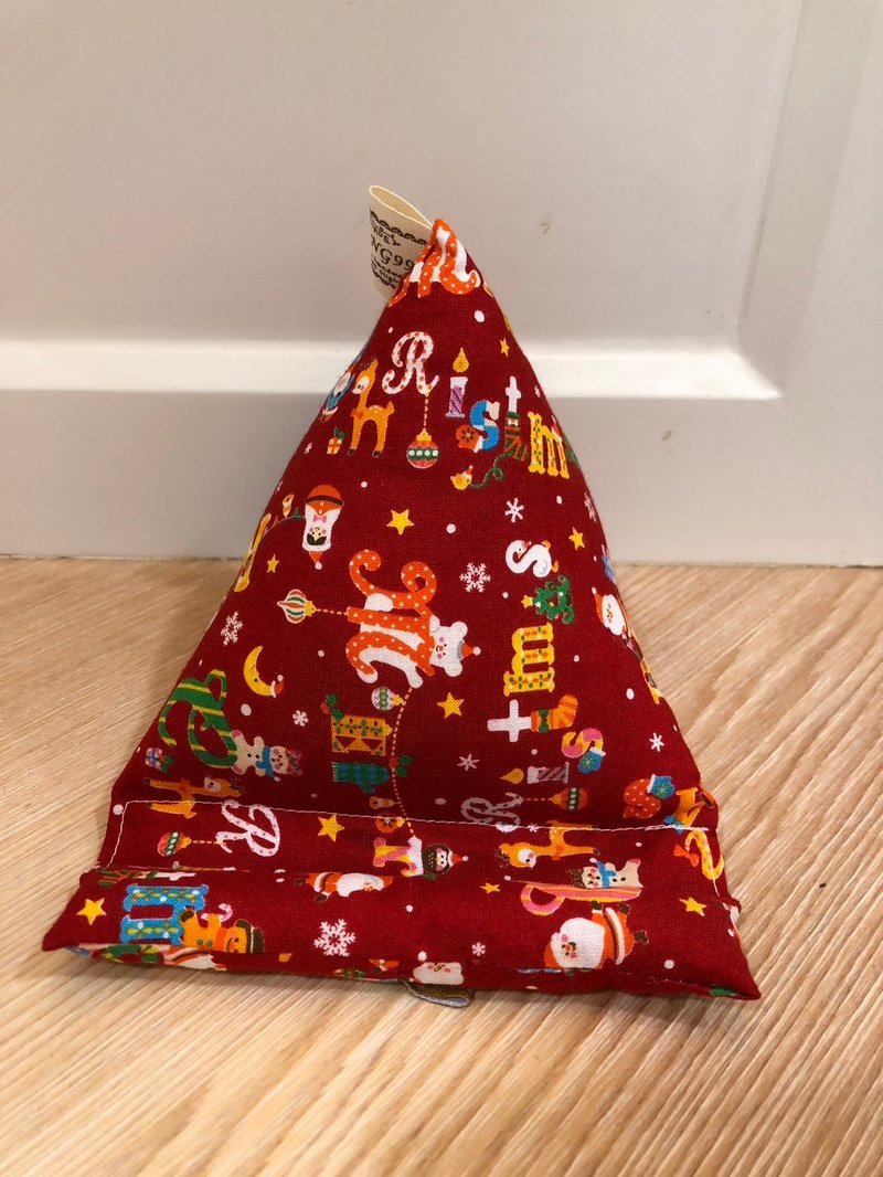 Healing mobile phone holder~triangular rice ball mobile phone holder, mobile phone pillow-red Christmas pattern - ที่ตั้งมือถือ - ผ้าฝ้าย/ผ้าลินิน สีแดง