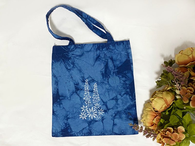 清新小白花藍染帆布提袋/雲染帆布包/拔染造型帆布包 - 側背包/斜背包 - 棉．麻 藍色