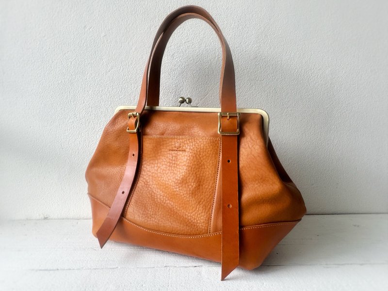 Tochigi Leather x Himeji Leather Tanned Leather Kiss lock bag 2-Way Bag montagna L Camel - กระเป๋าเอกสาร - หนังแท้ สีกากี