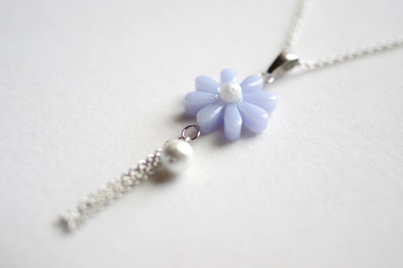 レジンアート　お花とコットンパールとフリンジのペンダント・氷点 - ネックレス - レジン ブルー