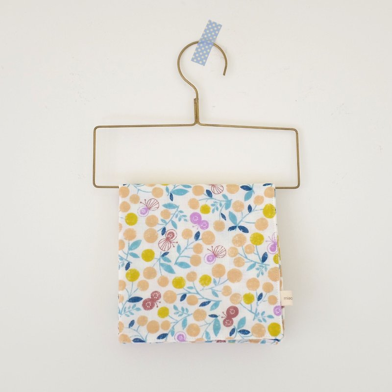 Daily Small Objects Butterfly and Fruit Double Cotton Yarn Towel White - ผ้าเช็ดหน้า - ผ้าฝ้าย/ผ้าลินิน สีกากี