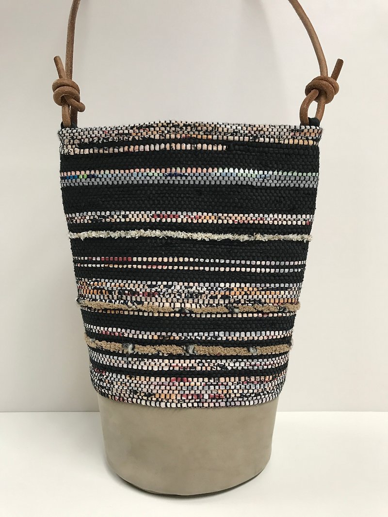 Black pattern pattern bucket bag - กระเป๋าแมสเซนเจอร์ - ผ้าฝ้าย/ผ้าลินิน สีดำ