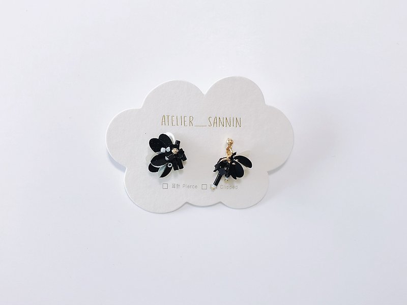 Silent Sen Series - Handmade earrings with hand-stitched asymmetric ear pins/ear clips when the cherry blossoms fall - ต่างหู - วัสดุอื่นๆ สีดำ