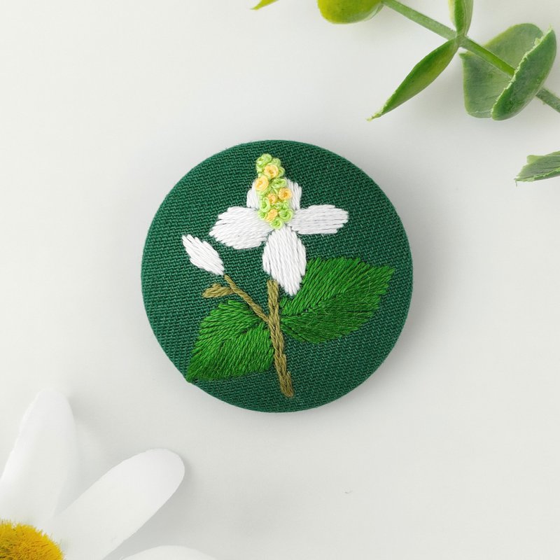 Houttuynia cordata embroidered brooch - Brooches - Cotton & Hemp White