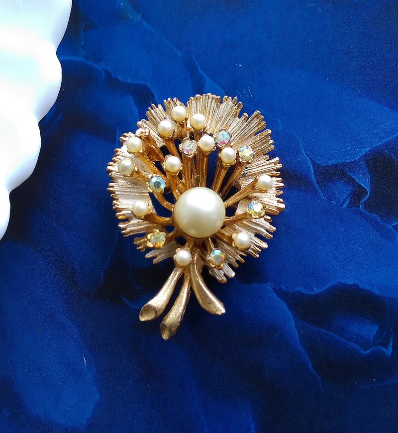 Vintage Jewelry 西洋古董飾品 BSK 立體白琺瑯珍珠花朵 別針 - 徽章/別針 - 其他金屬 金色