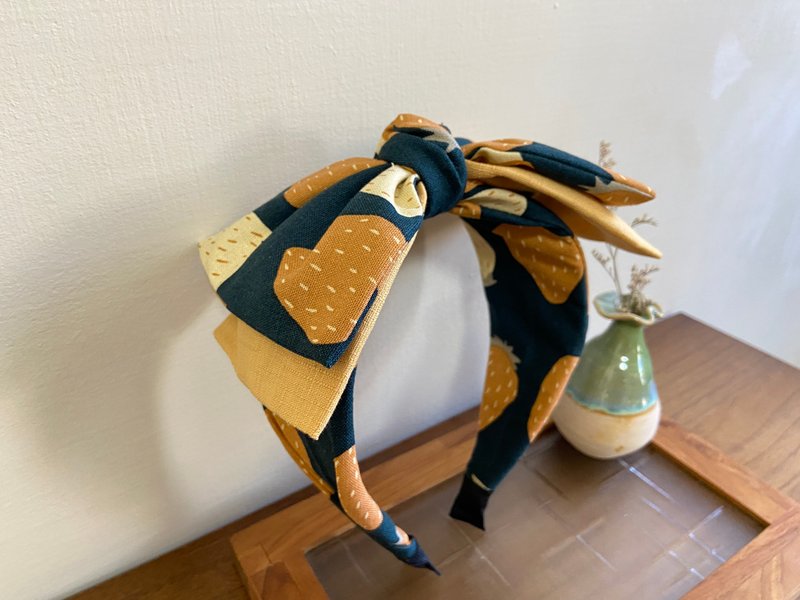 二層結びのカチューシャ/緑の背景にゴールドのイチゴ-ゴールド - ヘアバンド．カチューシャ - コットン・麻 ゴールド