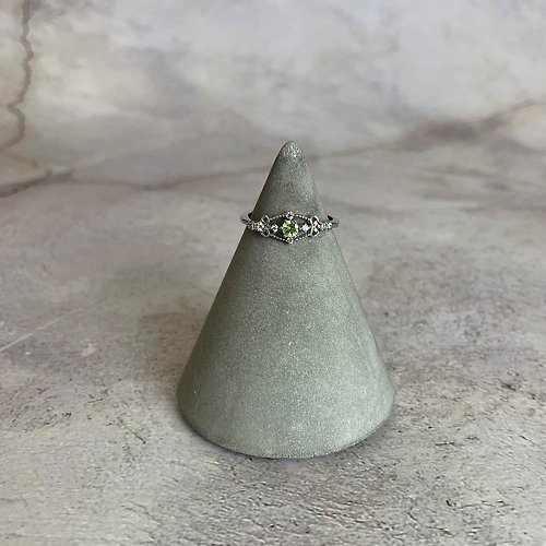 璃珠 RIJU |純銀珠寶| 橄欖石 S925 鑲嵌寶石六爪圓形宮廷戒指 一物一圖