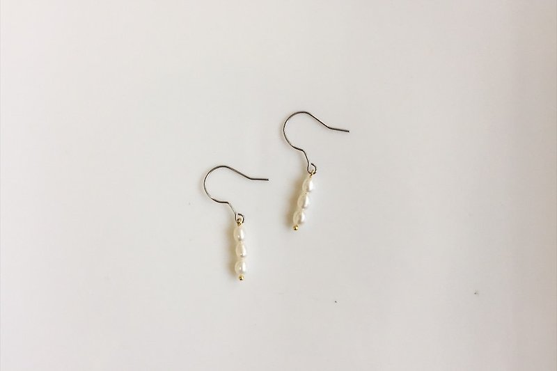 Rice simple wild pearl modeling earrings - ต่างหู - โลหะ ขาว