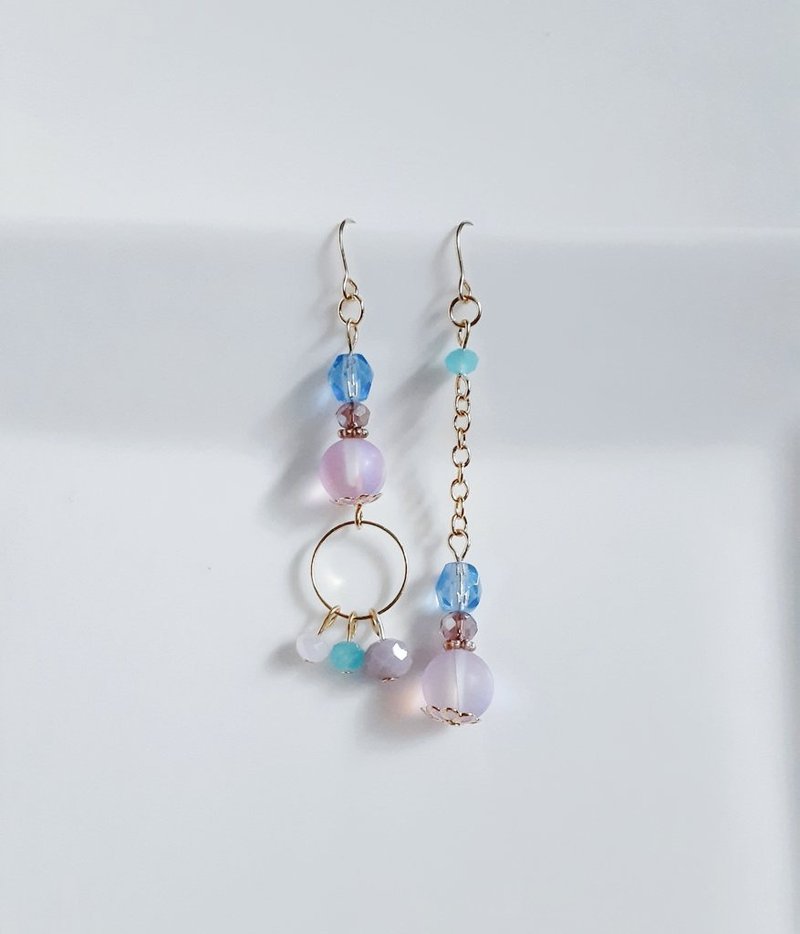 Asymmetrical earrings with round hoops, Luna Flash and glass bead hydrangea purple blue, glass beads, birthday gift, hypoallergenic earrings or Clip-On can be changed - ต่างหู - แก้ว สีน้ำเงิน