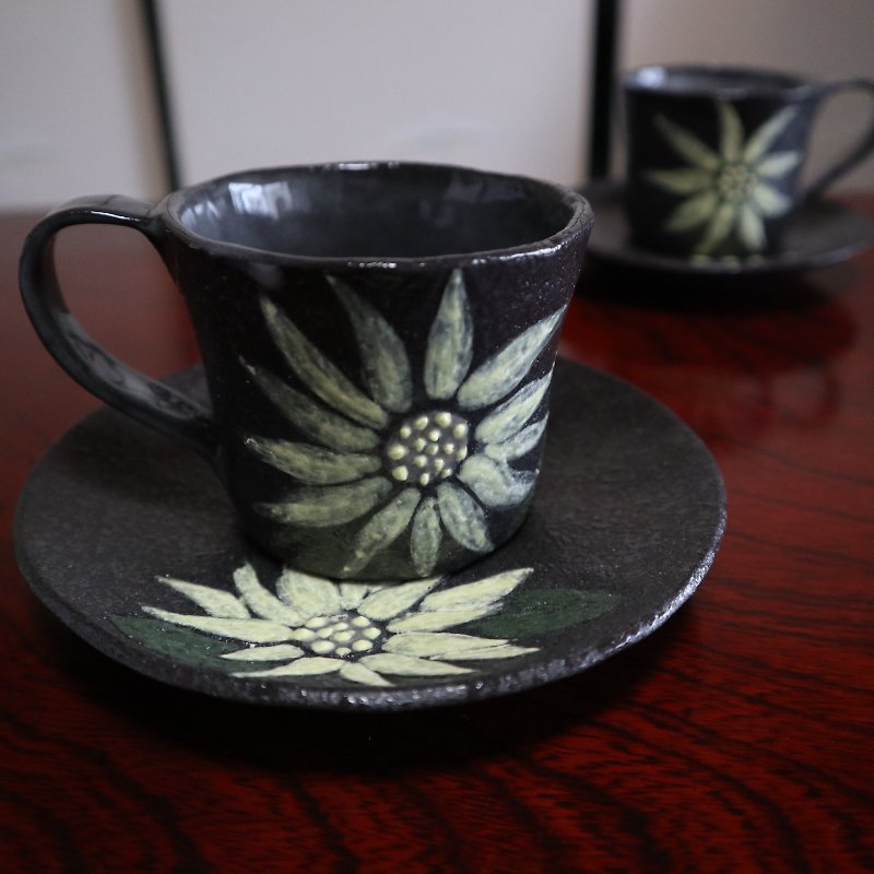 Japanese Pottery Sunflower Cup and plate set made by Japanese Pottery Artist - แก้วมัค/แก้วกาแฟ - ดินเผา 