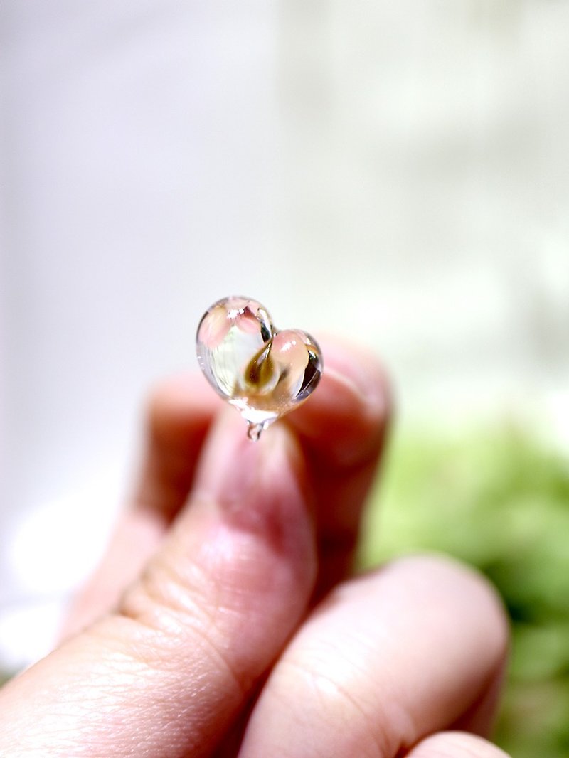 CUORE 透明玻璃耳環 - 燈工 手工燒製玻璃心形耳環 - 耳環/耳夾 - 玻璃 透明