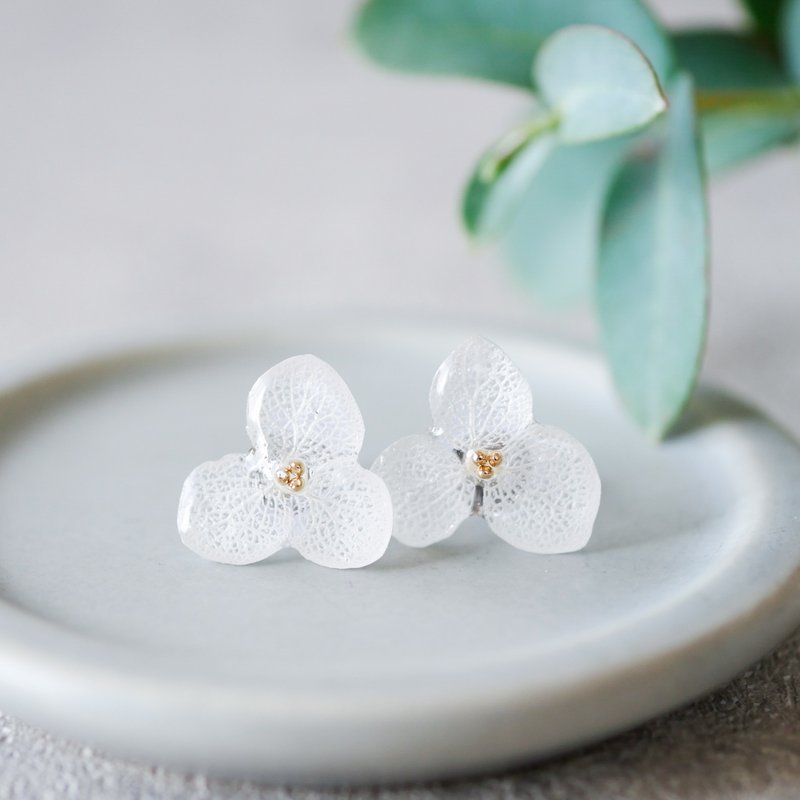 Real hydrangea flower earrings - ต่างหู - เรซิน ขาว