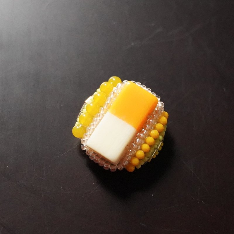 很輕話多話胸針 11珠刺繡胸針黃 - 心口針/胸針 - 其他材質 黃色