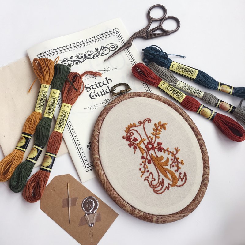 Fxiii DIY 復古花體字 / 自己做刺繡材料組 - 編織/刺繡/羊毛氈/縫紉 - 棉．麻 白色