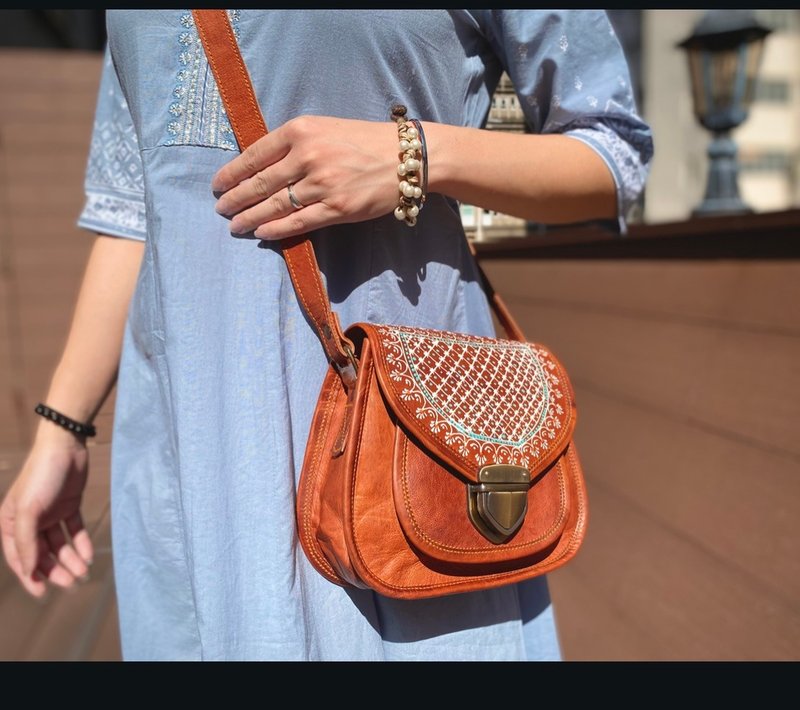 印度手工羊皮丨斜背包-海貝殼 - 側背包/斜背包 - 真皮 咖啡色