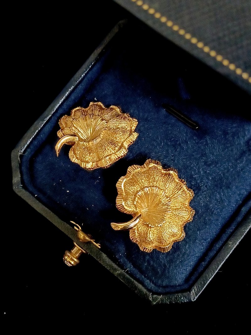 vintage jewelry  Monet 古董金色刷紋葉形 夾式耳環 - 耳環/耳夾/耳骨夾 - 其他金屬 