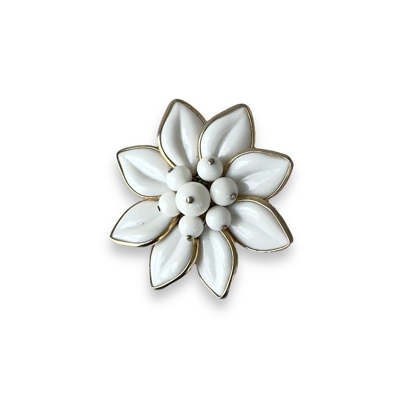 Coro Brooch Antique White Flower Milk poured glass Vintage Floral Pin1950 signed - Brooches - Other Metals White