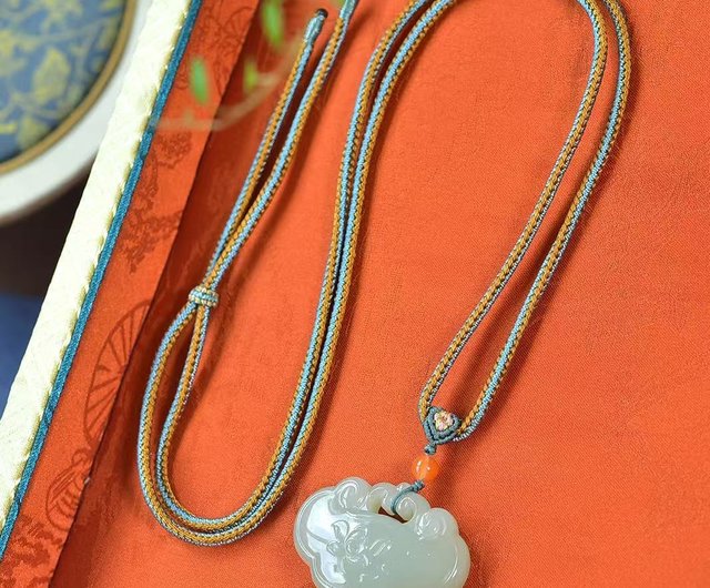 精巧で美しい和田玉の如意錠ペンダント。吉祥と如意を意味し