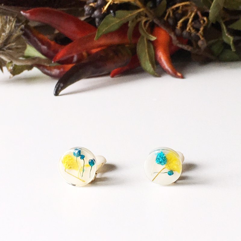 Stud earrings contained Yellow and Blue Babys breath (12mm) - 耳環/耳夾/耳骨夾 - 其他材質 白色
