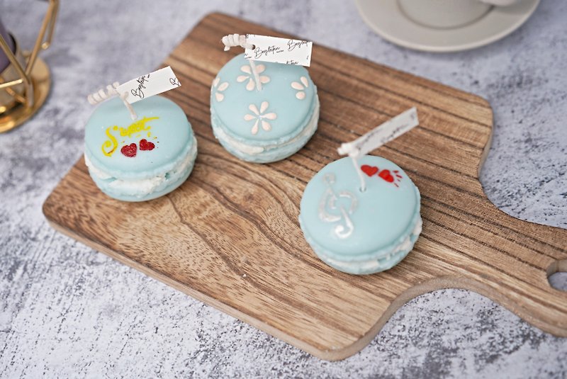 Hand painted macaron scented candle blue - เทียน/เชิงเทียน - ขี้ผึ้ง สีน้ำเงิน