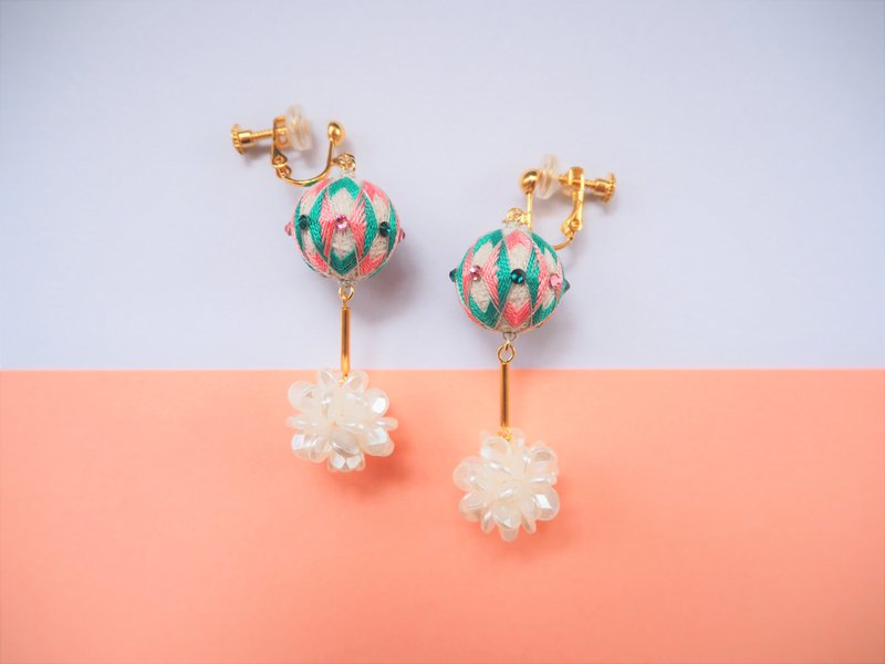 tachibanaya Japanese Temari earrings Sugar plum temariball 傳統工藝 手鞠球 刺繡 耳環 - 耳環/耳夾/耳骨夾 - 繡線 粉紅色