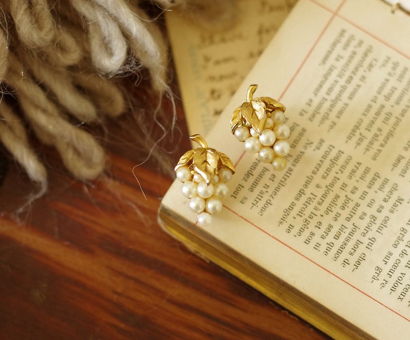 老又好古董珠寶 Crown Trifari 金色刷紋珍珠葡萄夾式耳環 C620 - 耳環/耳夾 - 其他金屬 金色