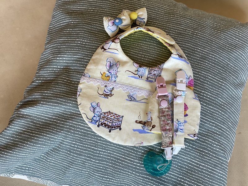 Hand-made full moon gift bib pacifier storage bag hairpin 6m-12m dinner pocket saliva towel embroidered characters - Bibs - Cotton & Hemp 