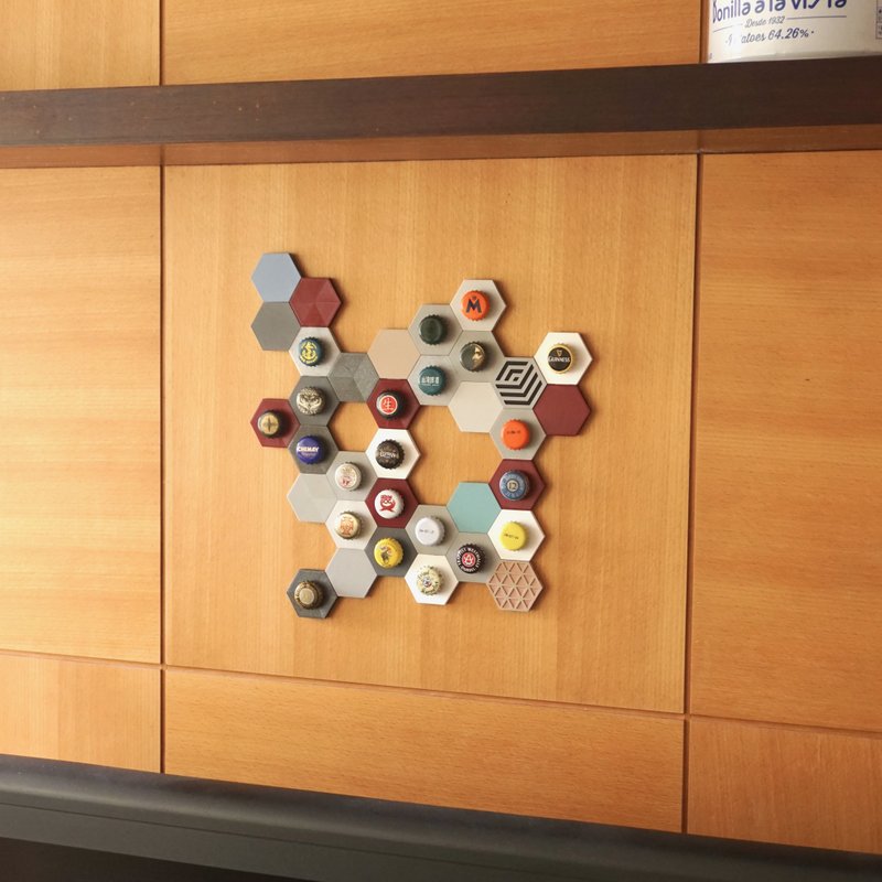 【FunDaMaking | HEX】BeCa - beer cap display holder - Wall Décor - Plastic Multicolor