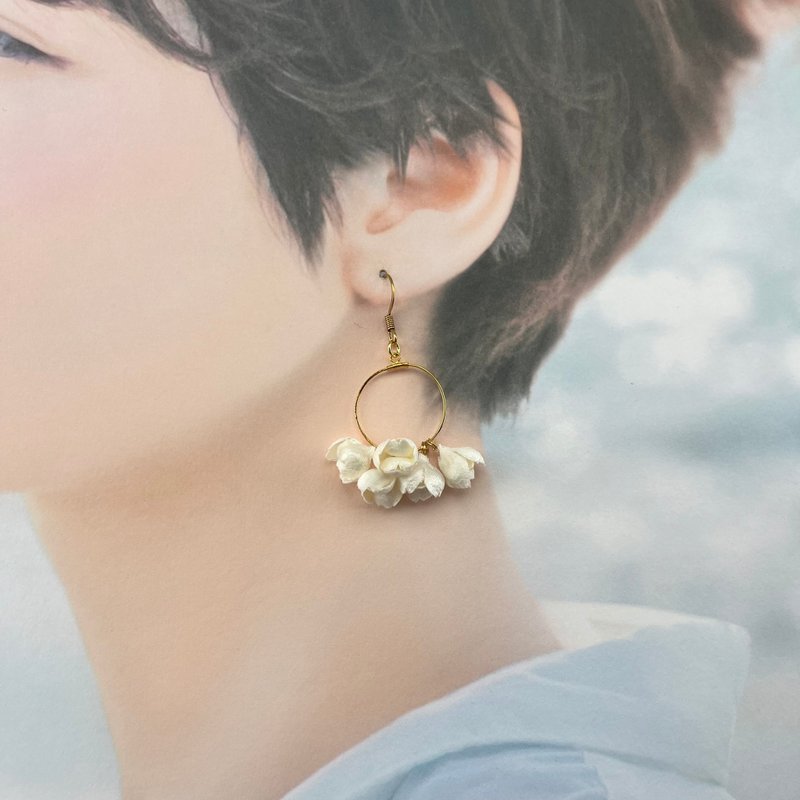 Blair | Youthful Five-Flower Free-Spirited Earrings - Earrings & Clip-ons - Other Materials White