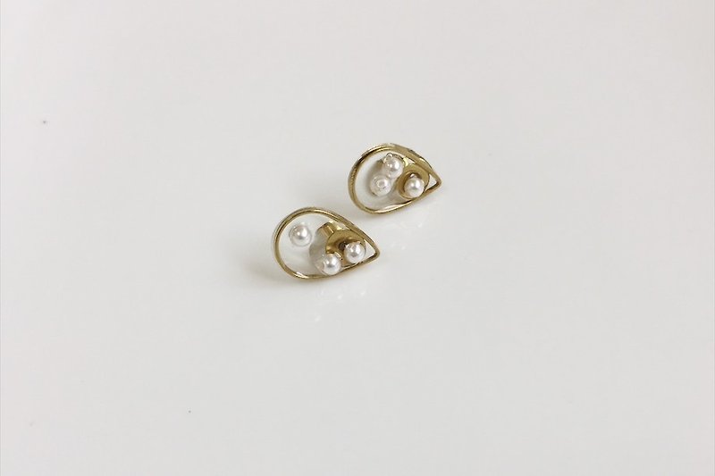 Gorgeous rain pearl brass modeling earrings - Earrings & Clip-ons - Other Metals Gold