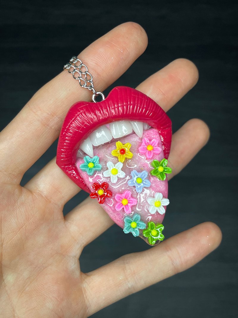 Pendant. Red lips with flowers. - 項鍊 - 黏土 