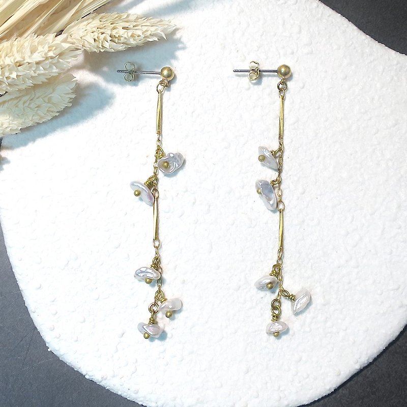 VIIART. Scattered flowers. Baroque Bronze plated pearl earrings - ต่างหู - ไข่มุก ขาว