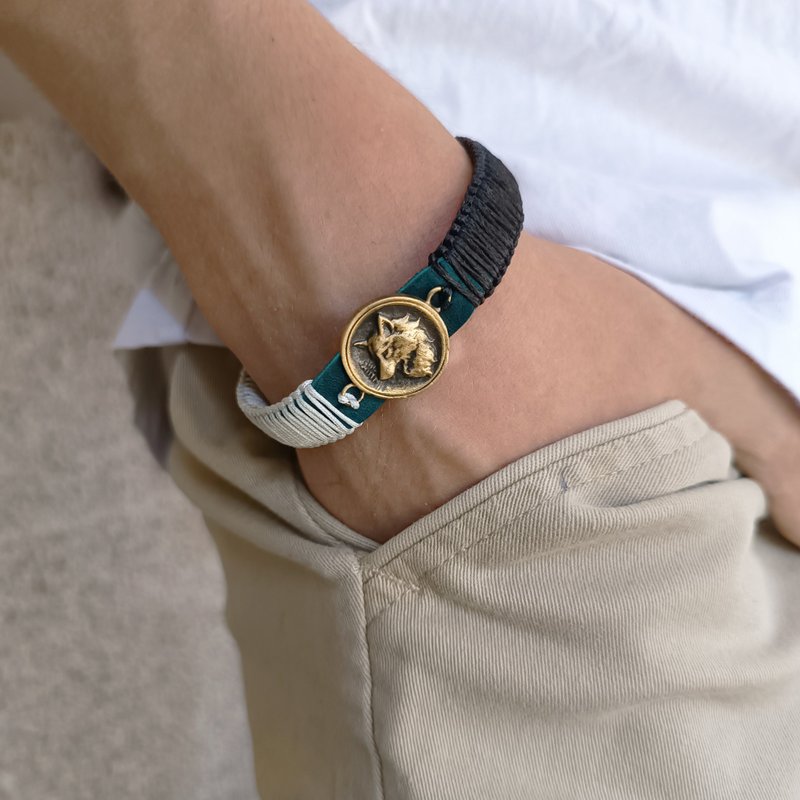 Wolf Spirit Bracelet - Blue Leather & Black-White Macramé Talisman - 手鍊/手環 - 真皮 藍色